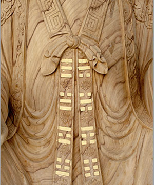 正面左肩右斜的木紋符合漢服右衽的傳統